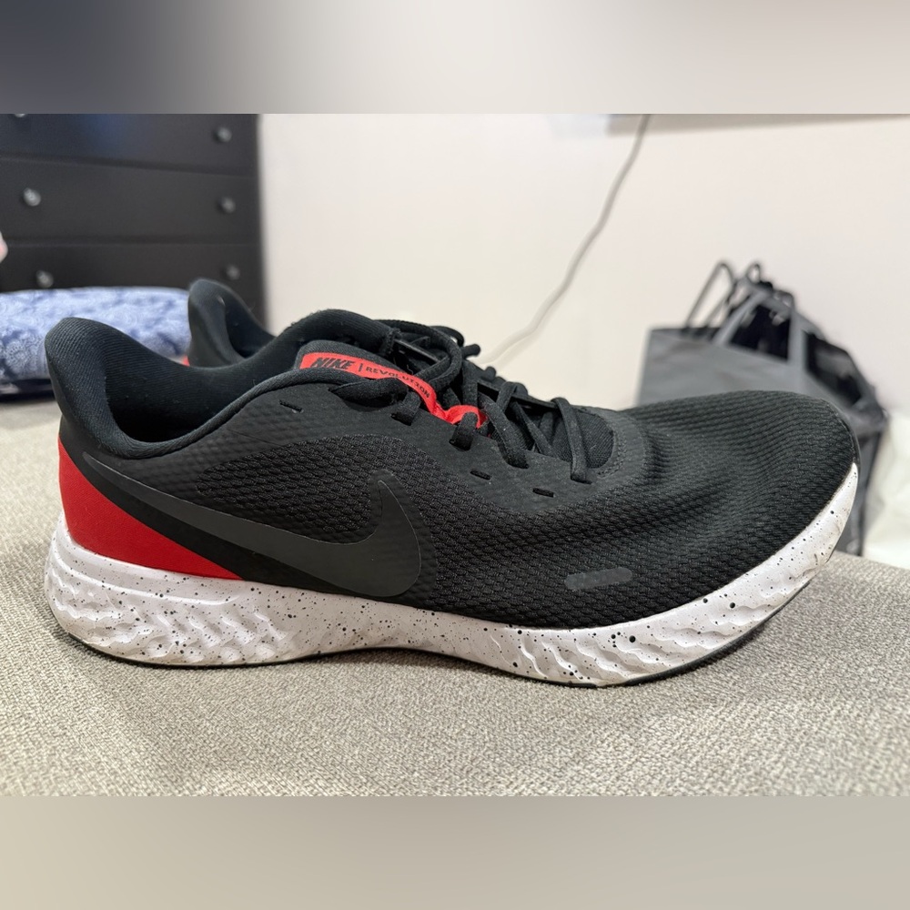 NIKE REVOLUTION 5 (BLACK/ANTHRACITE-UNIVERSITY RED-WHITE)